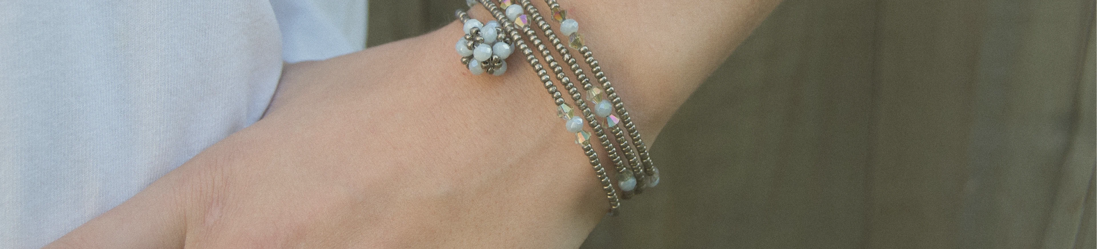 Pulseras artesanales apiladas